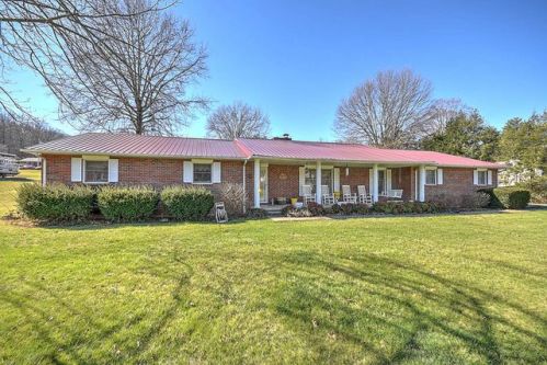 610 Parkway Blvd, Elizabethton, TN 37643-4033