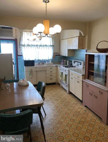 2442 10th St, Philadelphia PA 19133-1614 exterior