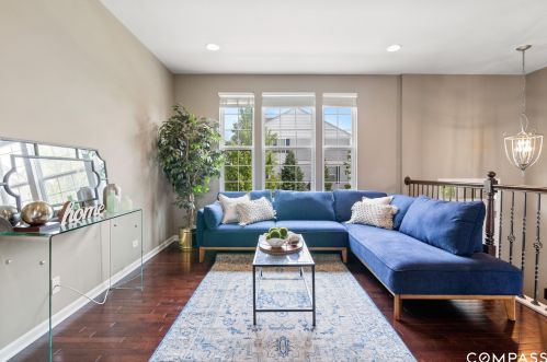 3121 Coral Ln, Glenview, IL 60026-6801