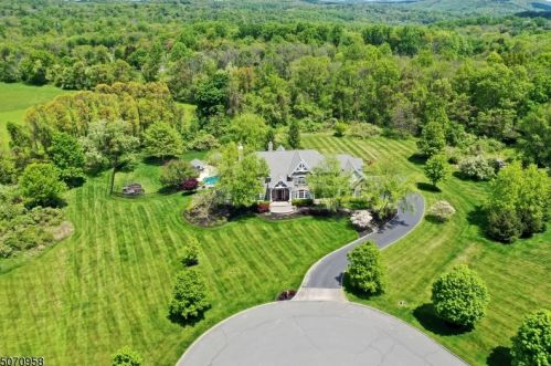 20 Smithfield Rd, Lebanon, NJ 08833-4110