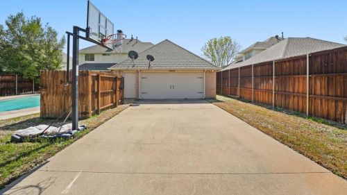 2033 Le Mans Dr, Carrollton TX 75006-4337 exterior