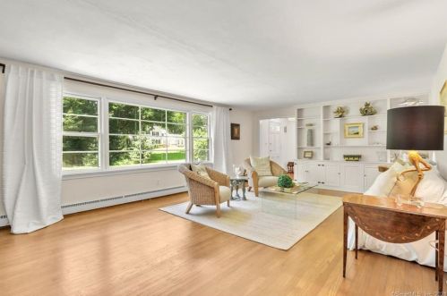 8 Pequot Dr, Norwalk, CT 06855-1615