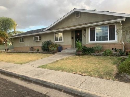 1701 Merced St, Dos Palos, CA 93620-2214