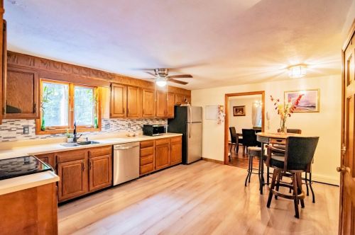 16 Hooke Rd, Fremont, NH 03044-3421