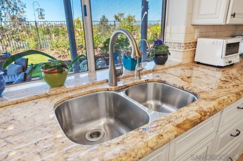 1597 Parkview Dr, Vista CA  92081-8750 exterior