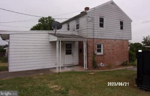 1327 Canterbury Ln, York, PA 17406-2005