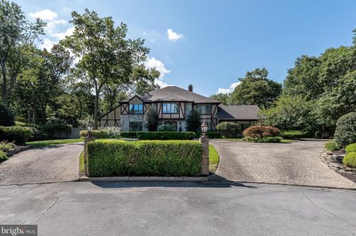 4 Steuben Ct, Lacey, NJ 08731-1643
