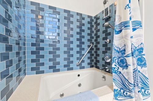 2817 Manoa Rd, Honolulu HI  96822-1752 exterior