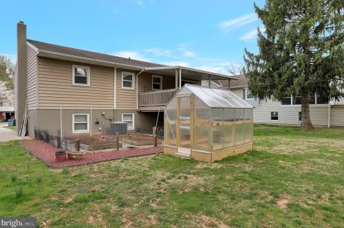 60 Baugher Dr, Hanover PA 17331-4004 exterior