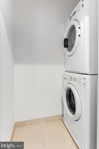 154 Front St, Philadelphia PA  19106-0020 exterior