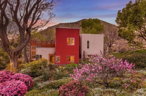 2025 Mt Vernon Ave, Riverside CA  92507-2528 exterior