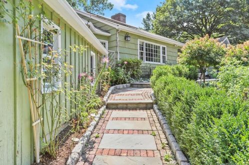 75 Nursery St, Norwalk, CT 06850-1721