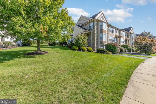 691 Royal View Dr, Lancaster, PA 17601-2874
