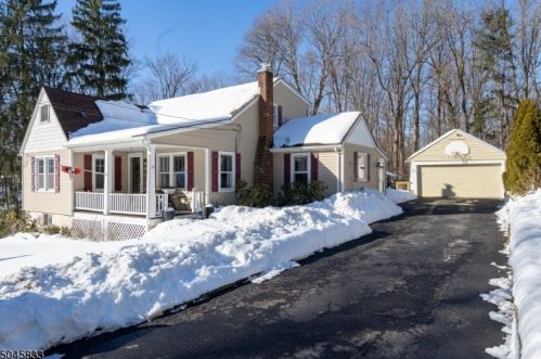 12 Roosevelt Ave, Annandale, NJ 08801-3086