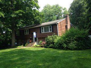 138 Dickinson Dr, Huntington, CT 06484-1658