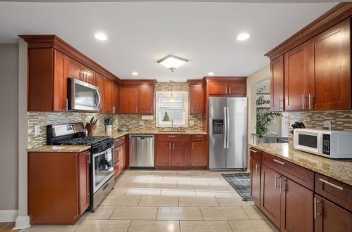 8 Cleveland St, Woonsocket, RI 02895-5315