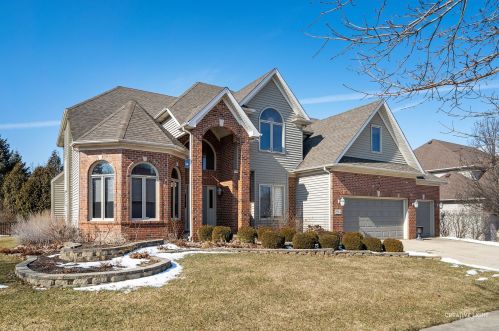 894 Sunrise Dr, South Elgin, IL 60177-3745