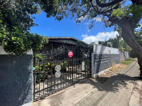 1308 Middle St, Honolulu, HI 96819-2403