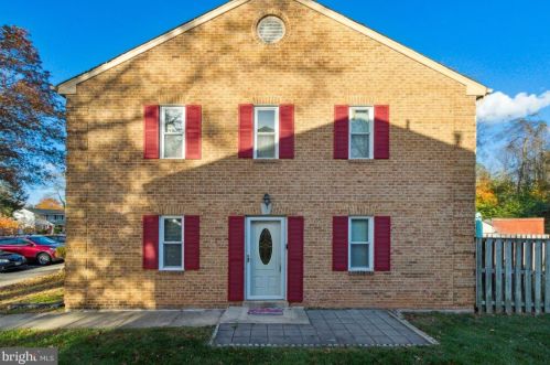 9819 Lakepointe Dr, Springfield, VA 22015-1823