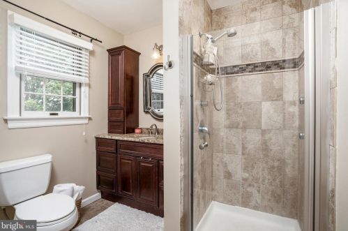 39 Ray Dwier Dr, Trenton NJ  08690-1808 exterior