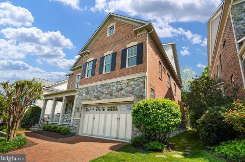 6821 Stockwell Manor Dr, Falls Church, VA 22043-3065