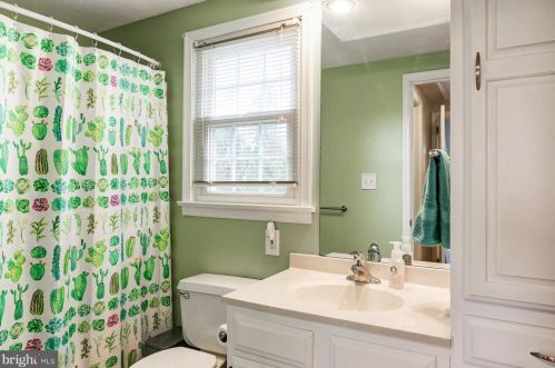 1546 Dunmore Dr, Lancaster PA  17602-1247 exterior