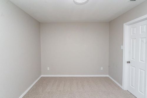 5613 Thunder Bay Dr, Fort Worth TX  76119-8505 exterior