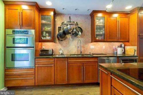 326 Fitzwater St, Philadelphia, PA 19147-3204