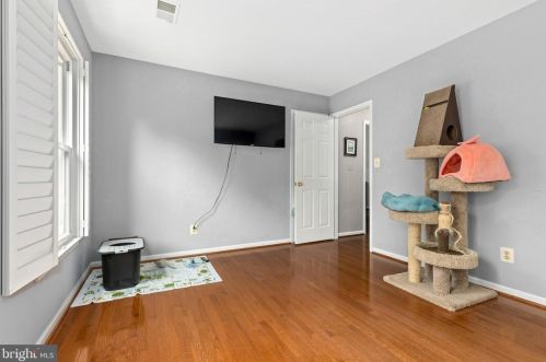 8006 Middlewood Pl, Springfield VA  22153-1928 exterior