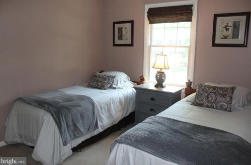 2482 Creek View Dr, Lancaster PA  17602-1451 exterior