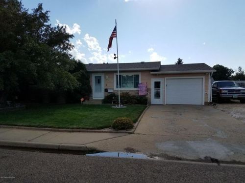 748 3rd Ave, Dickinson, ND 58601-6017