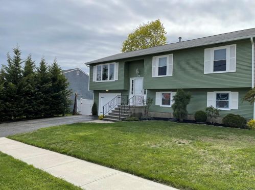 179 Wellspring Dr, Warwick, RI 02886-1275