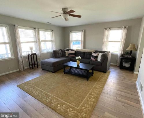 1207 Juniper St, Shady Side, MD 20764-9220