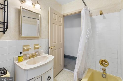 2404 9 St, Philadelphia PA 19133-0016 exterior