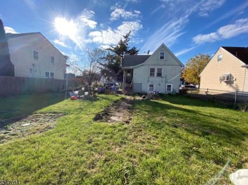 95 20th Ave, Manville, NJ 08835-1531