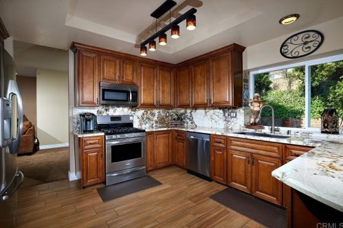 2012 White Birch Dr, Vista, CA 92081-7318