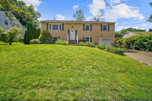 26 Cambridge Dr, Greenwich CT  06831-4134 exterior