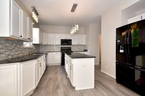 364 Messenger Cir, North Aurora IL  60542-1805 exterior