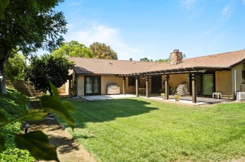 2633 Sovereign Way, Riverside CA  92506-5121 exterior