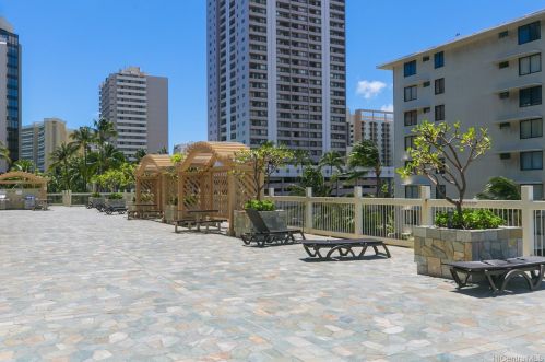 445 Seaside Ave, Honolulu HI  96815-2640 exterior