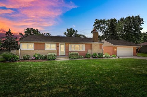 715 67 Pl, Willowbrook IL  60527-8502 exterior