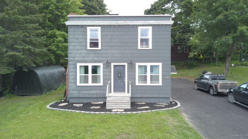 17 Oak St, Presque Isle, ME 04769-2452