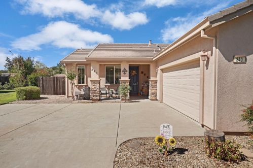 240 Gold King Dr, Valley Springs, CA 95252-8423