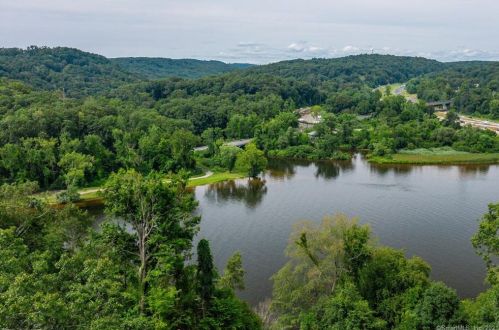31 Laurel Trl, Sandy Hook CT  06482-1243 exterior