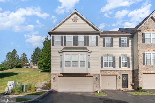 2768 Hunters Crest Dr, York, PA 17402-8526