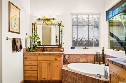 340 Snow Cyn Dr, Kayenta UT 84738-6041 exterior