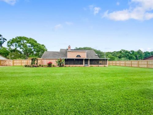 221 Pecan Est Rd, Angleton TX 77515-8463 exterior