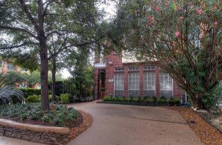 5301 Hidalgo St, Houston TX  77056-6208 exterior