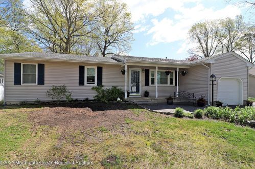 630 Center St, Lacey, NJ 08731-2118