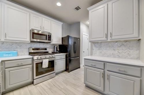 8200 Alophia Dr, Austin TX  78739-1998 exterior
